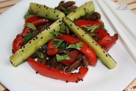 Теплый салат "огурцы с мясом по- корейски".: шаг 1