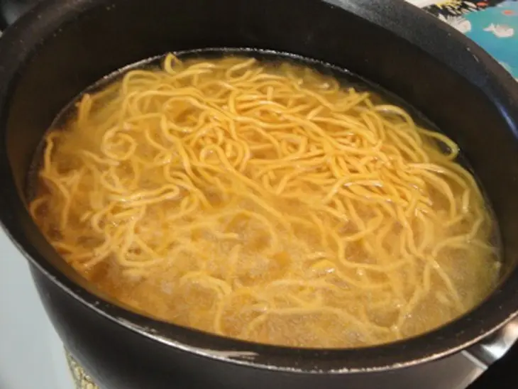 Яичная лапша с лимонной травой и молодым чесноком: шаг 3