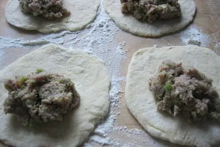 Пирожки-чебуреки с мясом и кабачком: шаг 6