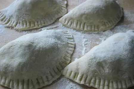 Пирожки-чебуреки с мясом и кабачком: шаг 7