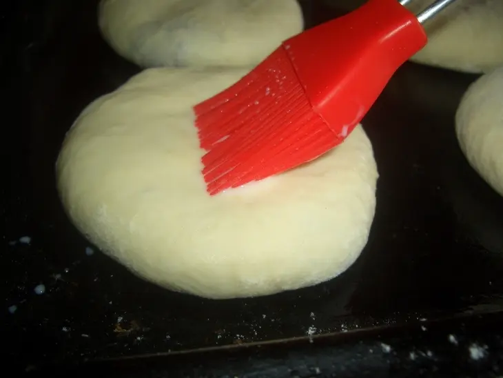 Круглые пирожки с баклажанами и курицей: шаг 7