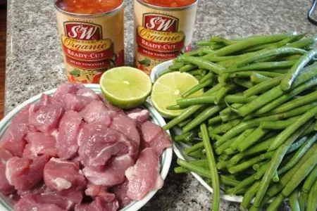 Зелёная фасоль с мясом и аджикой: шаг 1