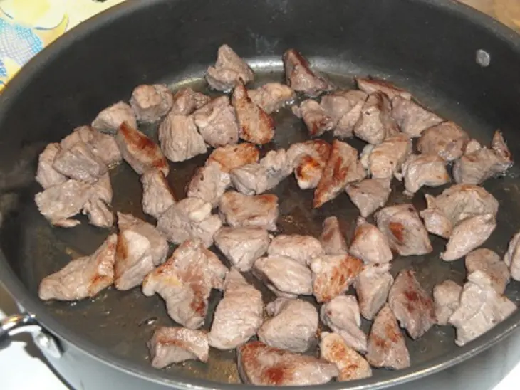 Зелёная фасоль с мясом и аджикой: шаг 2