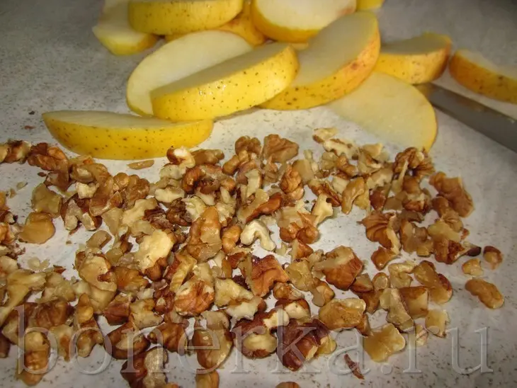 Пирог с яблоками и грецкими орехами на скорую руку: шаг 3
