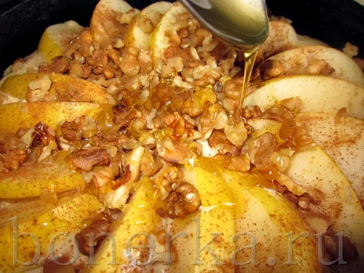 Пирог с яблоками и грецкими орехами на скорую руку: шаг 5