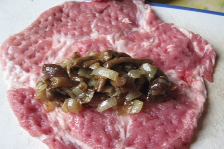 Рулетики из свинины с грибами под томатным соусом с имбирем: шаг 4