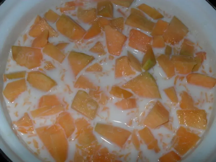 Молочная рисовая каша с тыквой,карамельными орешками и  бананом. дуэль.: шаг 3