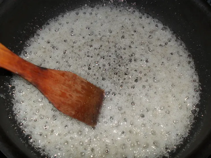 Молочная рисовая каша с тыквой,карамельными орешками и  бананом. дуэль.: шаг 7