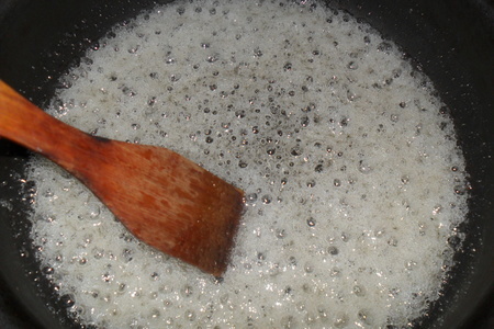 Молочная рисовая каша с тыквой,карамельными орешками и  бананом. дуэль.: шаг 7