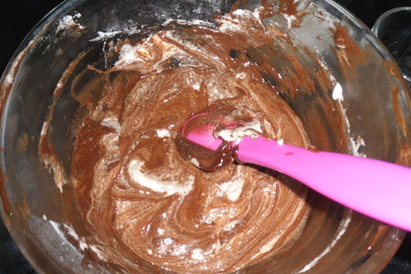 Шоколадный шифоновый торт с сливочным кремом и сюрпризом "озеро эвендим" : шаг 7