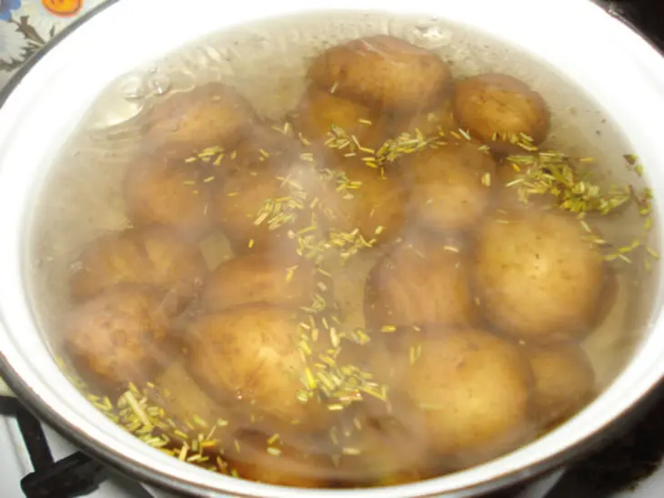 Картофель с розмарином и чесноком: шаг 2
