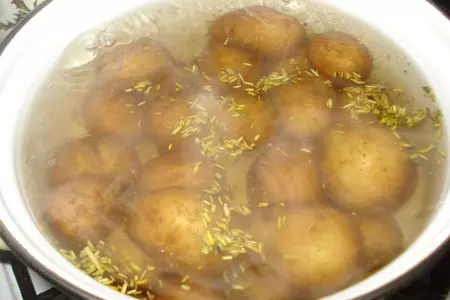 Картофель с розмарином и чесноком: шаг 2
