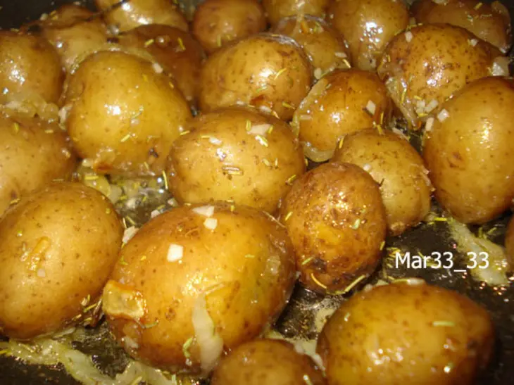 Картофель с розмарином и чесноком: шаг 4