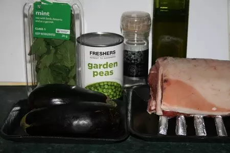 Каре ягнёнка с жареными баклажанами и гороховым пюре: шаг 1