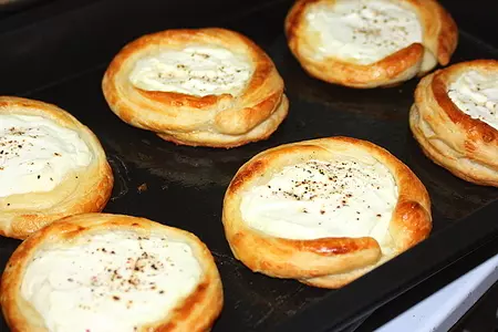 Тарталетки с козьим сыром и хреном. дашулин подарок в обработке.: шаг 7