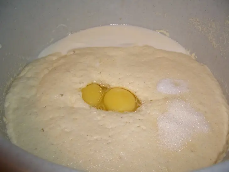 Дрожжевой пирог на манке с мясом,рисом и укропом: шаг 3
