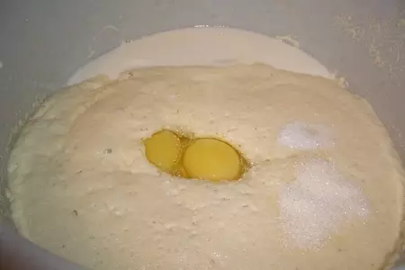 Дрожжевой пирог на манке с мясом,рисом и укропом: шаг 3