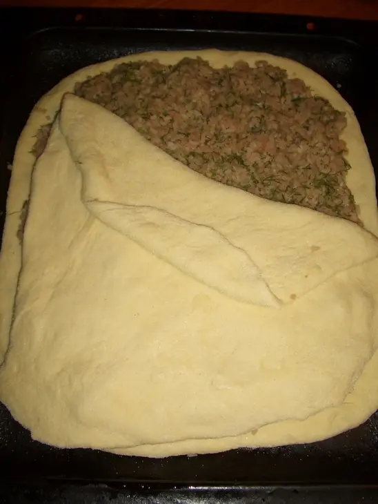 Дрожжевой пирог на манке с мясом,рисом и укропом: шаг 11