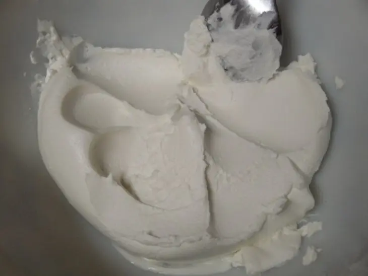 Копчёный сэлмон с козьим сыром и чесноком: шаг 2