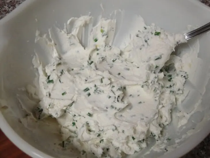 Копчёный сэлмон с козьим сыром и чесноком: шаг 4
