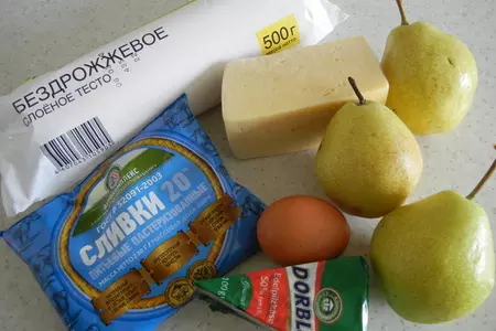 Открытый французский пирог с грушами и сырами: шаг 1