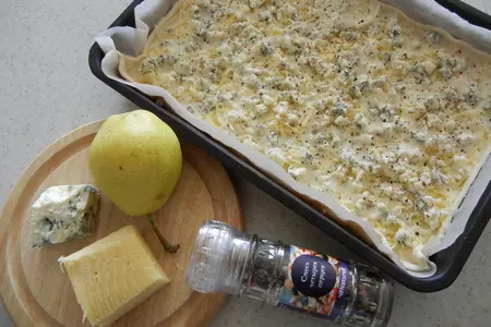 Открытый французский пирог с грушами и сырами: шаг 2