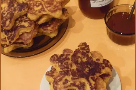 Тыквенные оладьи с курагой: шаг 7