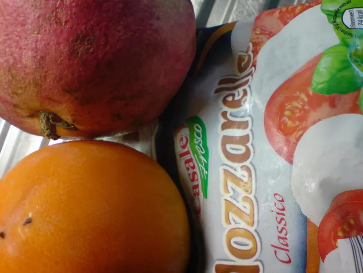 Салат из хурмы и моцареллы в стиле  "caprese": шаг 1