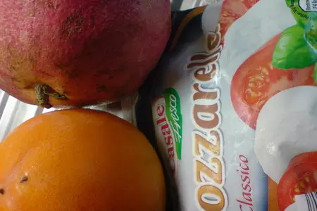 Салат из хурмы и моцареллы в стиле  "caprese": шаг 1