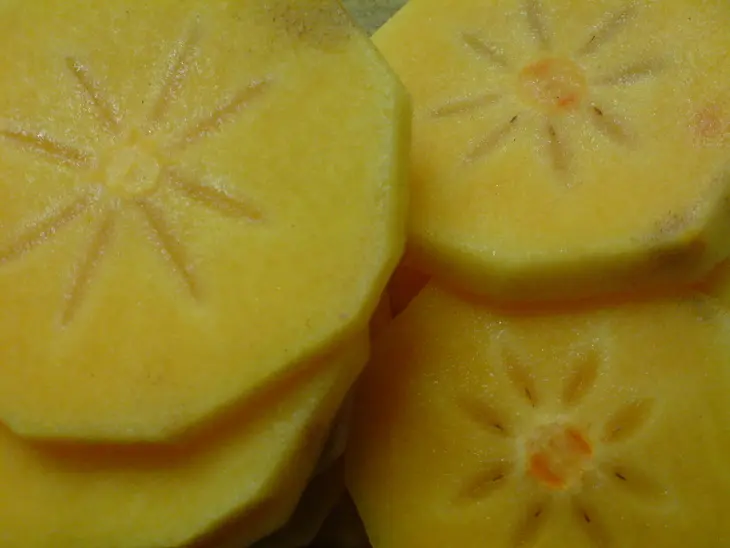 Салат из хурмы и моцареллы в стиле  "caprese": шаг 2