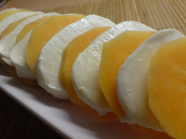 Салат из хурмы и моцареллы в стиле  "caprese": шаг 4
