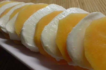 Салат из хурмы и моцареллы в стиле  "caprese": шаг 4