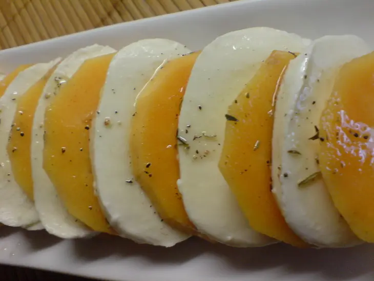 Салат из хурмы и моцареллы в стиле  "caprese": шаг 5