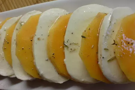 Салат из хурмы и моцареллы в стиле  "caprese": шаг 5