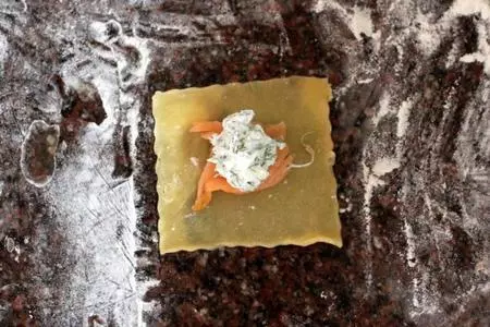 Равиоли с козьим сыром и копченым лососем (дуэль): шаг 4