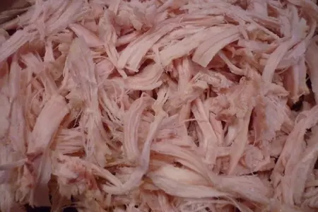 Пирог с куриным филе и солёными грибами: шаг 1