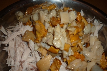 Пирог с куриным филе и солёными грибами: шаг 2