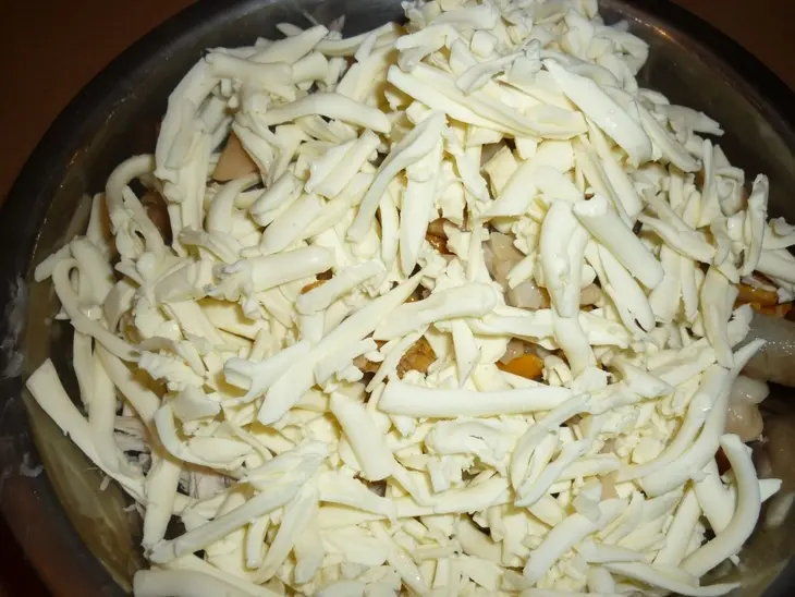 Пирог с куриным филе и солёными грибами: шаг 3