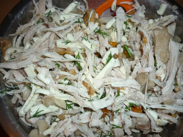 Пирог с куриным филе и солёными грибами: шаг 5