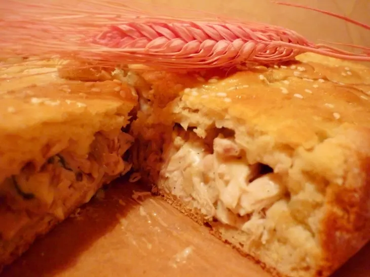 Пирог с куриным филе и солёными грибами: шаг 7