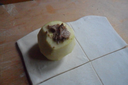 Яблоки, фаршированные корицей и изюмом в слоёном тесте: шаг 3