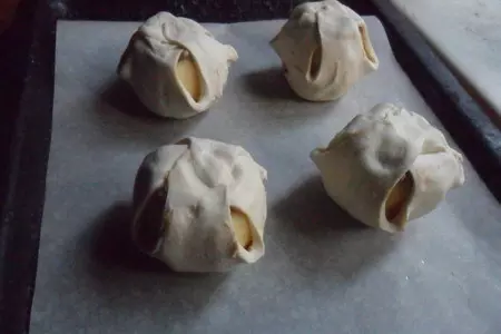 Яблоки, фаршированные корицей и изюмом в слоёном тесте: шаг 4