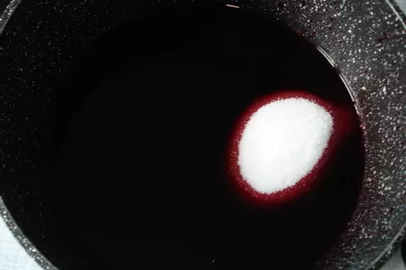 Ликёр из чёрной смородины: шаг 2