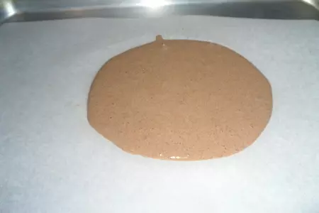 Десерт из черничного мусса с бисквитной крошкой и шоколадом "сокровища черной башни": шаг 2