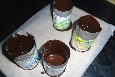 Десерт из черничного мусса с бисквитной крошкой и шоколадом "сокровища черной башни": шаг 5