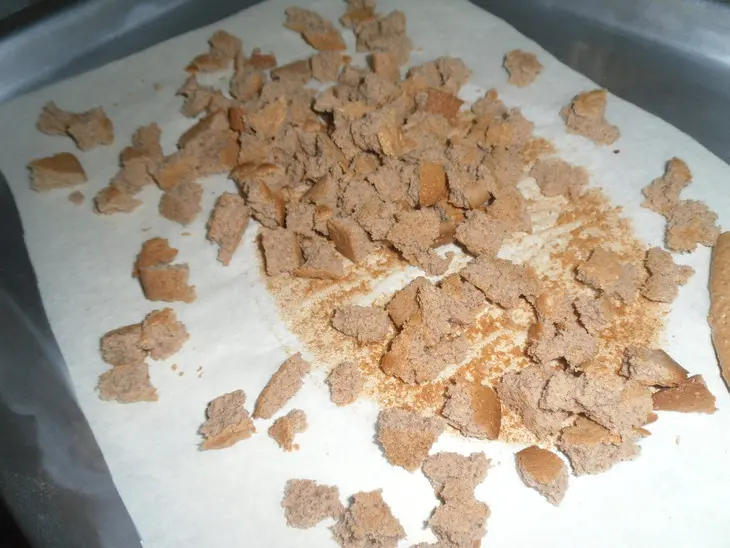 Десерт из черничного мусса с бисквитной крошкой и шоколадом "сокровища черной башни": шаг 6
