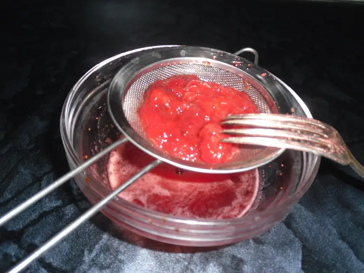Десерт из черничного мусса с бисквитной крошкой и шоколадом "сокровища черной башни": шаг 7