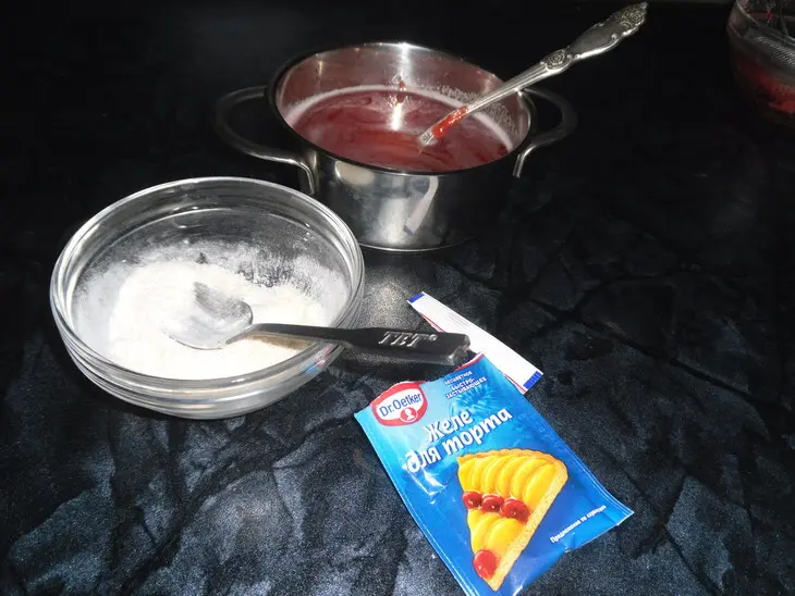 Десерт из черничного мусса с бисквитной крошкой и шоколадом "сокровища черной башни": шаг 8