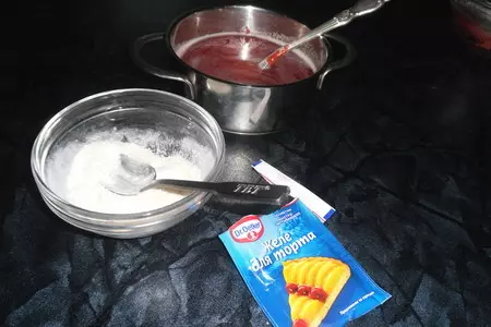 Десерт из черничного мусса с бисквитной крошкой и шоколадом "сокровища черной башни": шаг 8