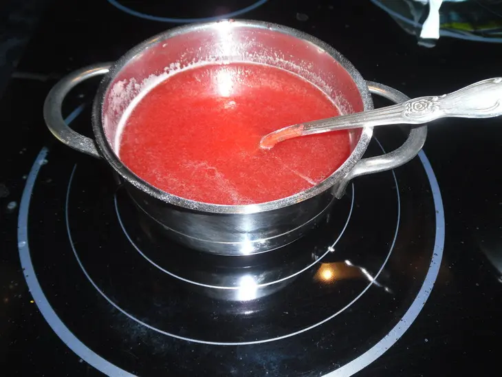 Десерт из черничного мусса с бисквитной крошкой и шоколадом "сокровища черной башни": шаг 9